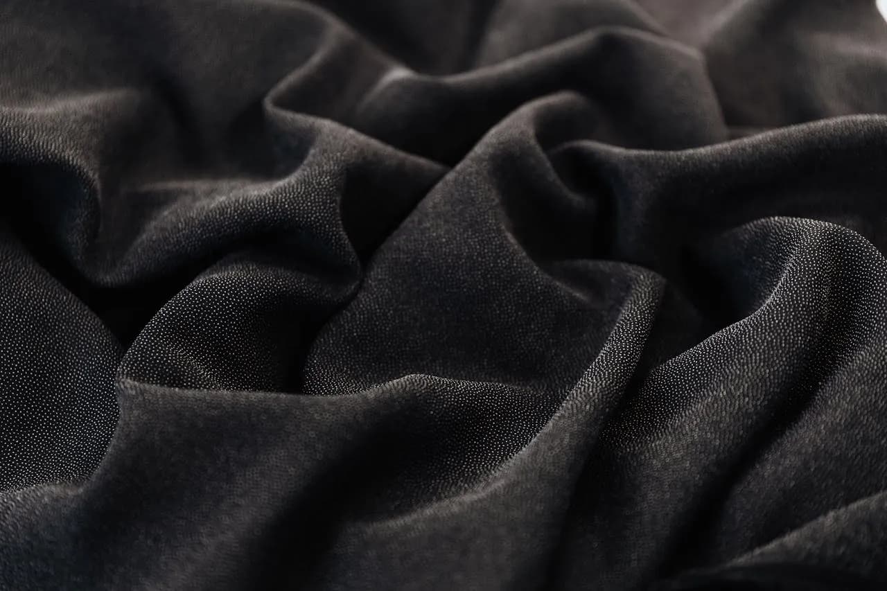 Materiały w drapaku premium: drewno, sizal, tkaniny – co wybrać i jak dbać